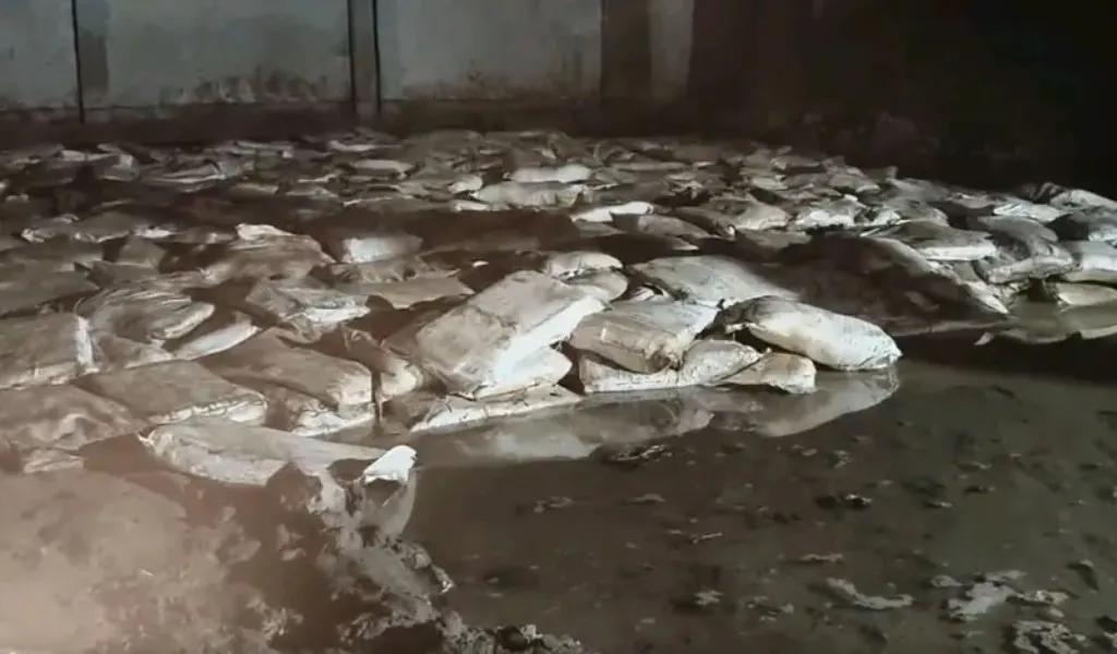 বরিশালে ১৮ মাস পর মাটি চাপা ঘূর্ণিঝড় রেমালে নষ্ট ২৭২ টন সার 