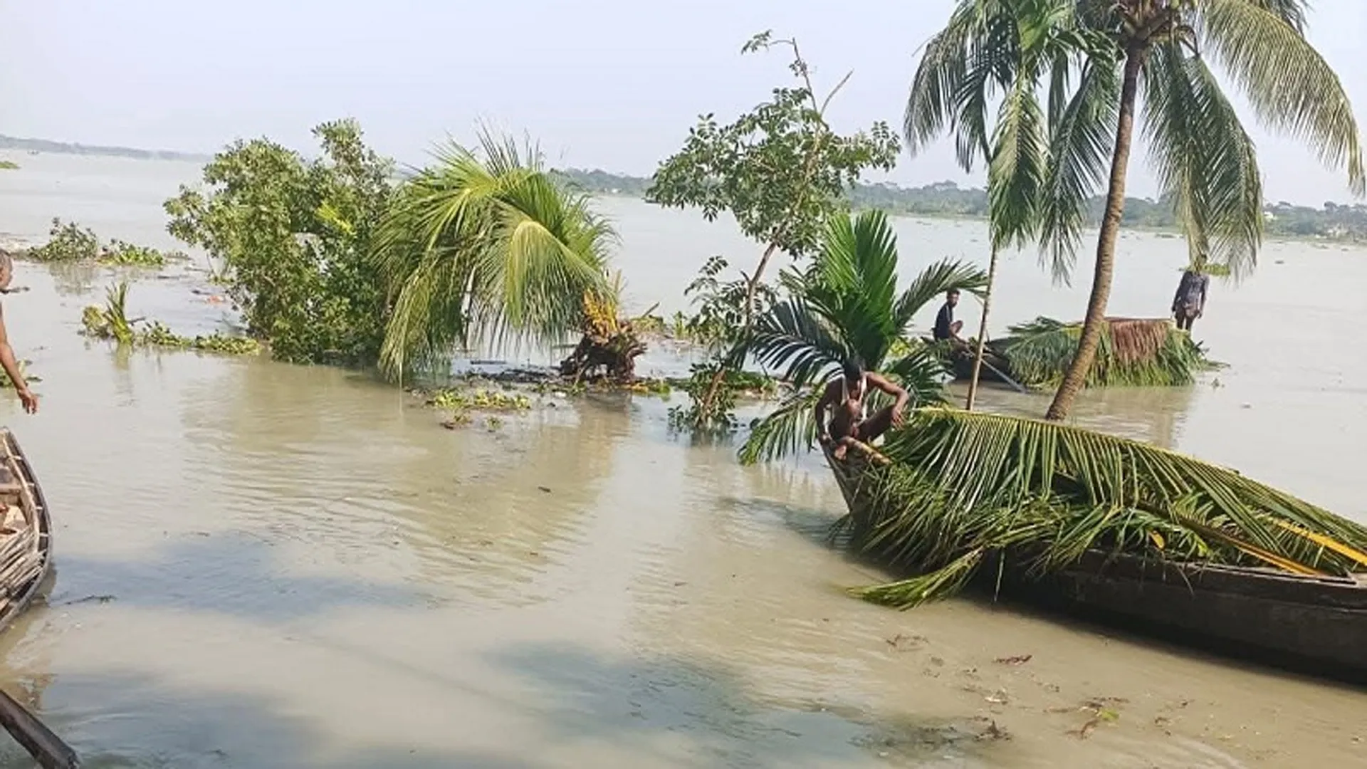 ভূমিকম্পের প্রভাবে বরিশালে নদীগর্ভে বিলীন বসতঘর
