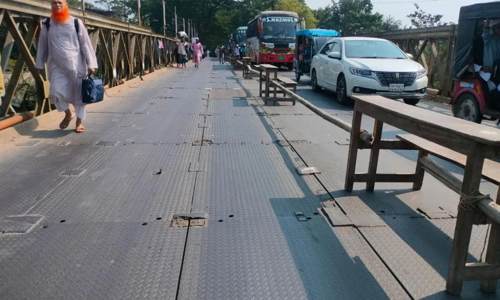 হাজারো জোড়াতালির ভরসায় দাঁড়িয়ে বাসন্ডা সেতু