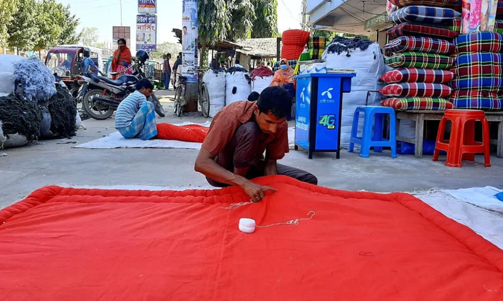 ব্যস্ততা বেড়েছে লেপ-তোষক কারিগরদের
