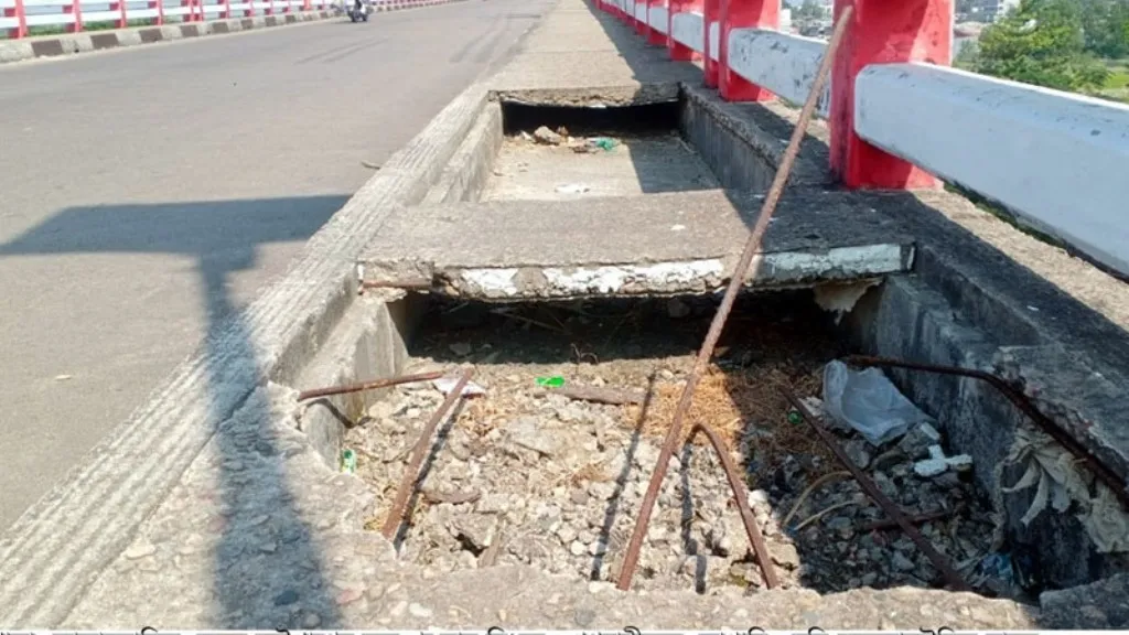 কলাপাড়ায় সেতুর ১২ স্লাব বিধ্বস্ত, দুর্ঘটনার আশঙ্কা বৃদ্ধি