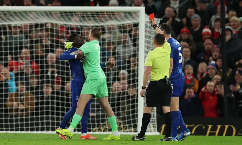 সতীর্থকে চড় মেরে লাল কার্ড! ইউনাইটেডকে হারাল ১০ জনের এভারটন