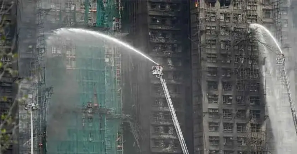 হংকংয়ে বহুতল ভবনে আগুনে মৃত্যু বেড়ে ৪৪, নিখোঁজ ২৭৯