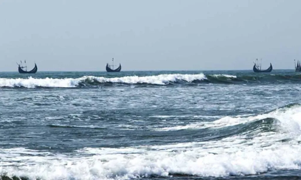 নিম্নচাপে উত্তাল সাগর, সমুদ্রবন্দরে সতর্কসংকেত