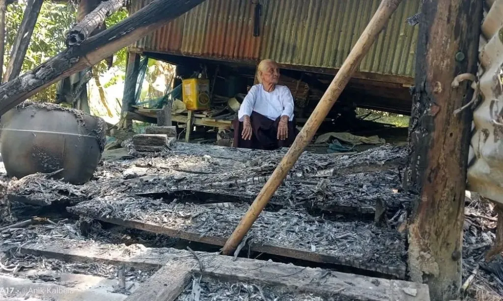 পটুয়াখালীতে জমি নিয়ে দ্বন্দ্ব, রাতের আঁধারে রাখাইন পরিবারে আগুন