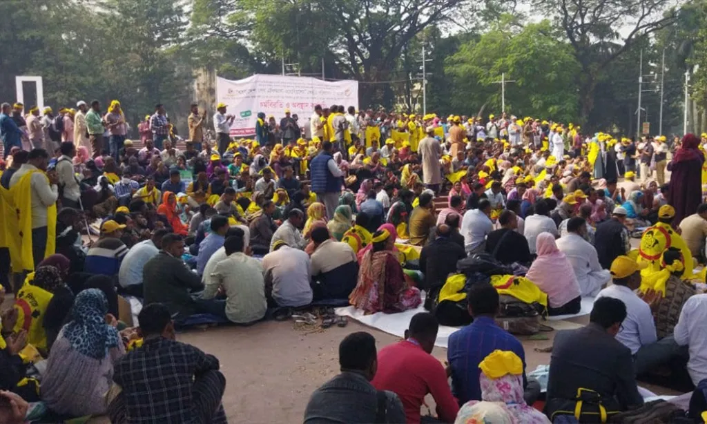 ৬ দফা দাবি বাস্তবায়নে শহীদ মিনারে স্বাস্থ্য সহকারীদের অবস্থান