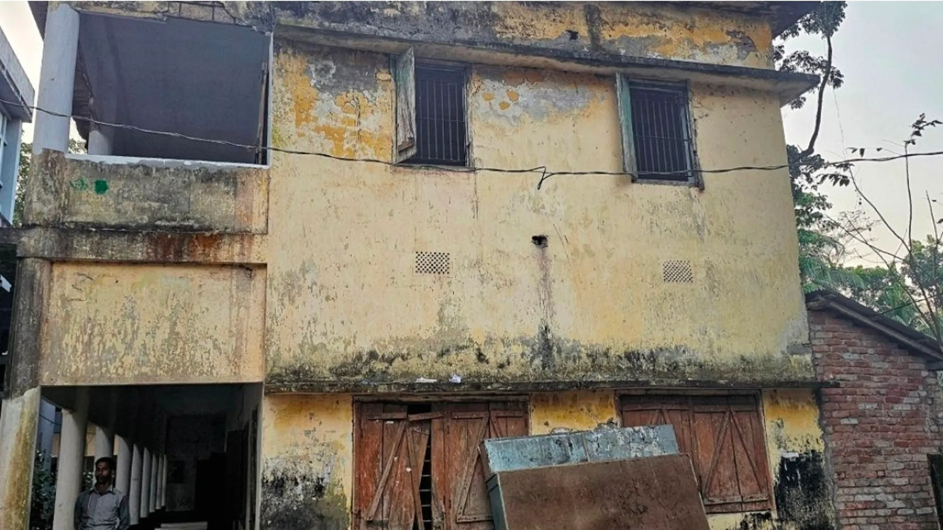 দুমকিতে ঝুঁকিপূর্ণ ভবনে চলছে পাঠদান, বড় দুর্ঘটনার আশঙ্কা