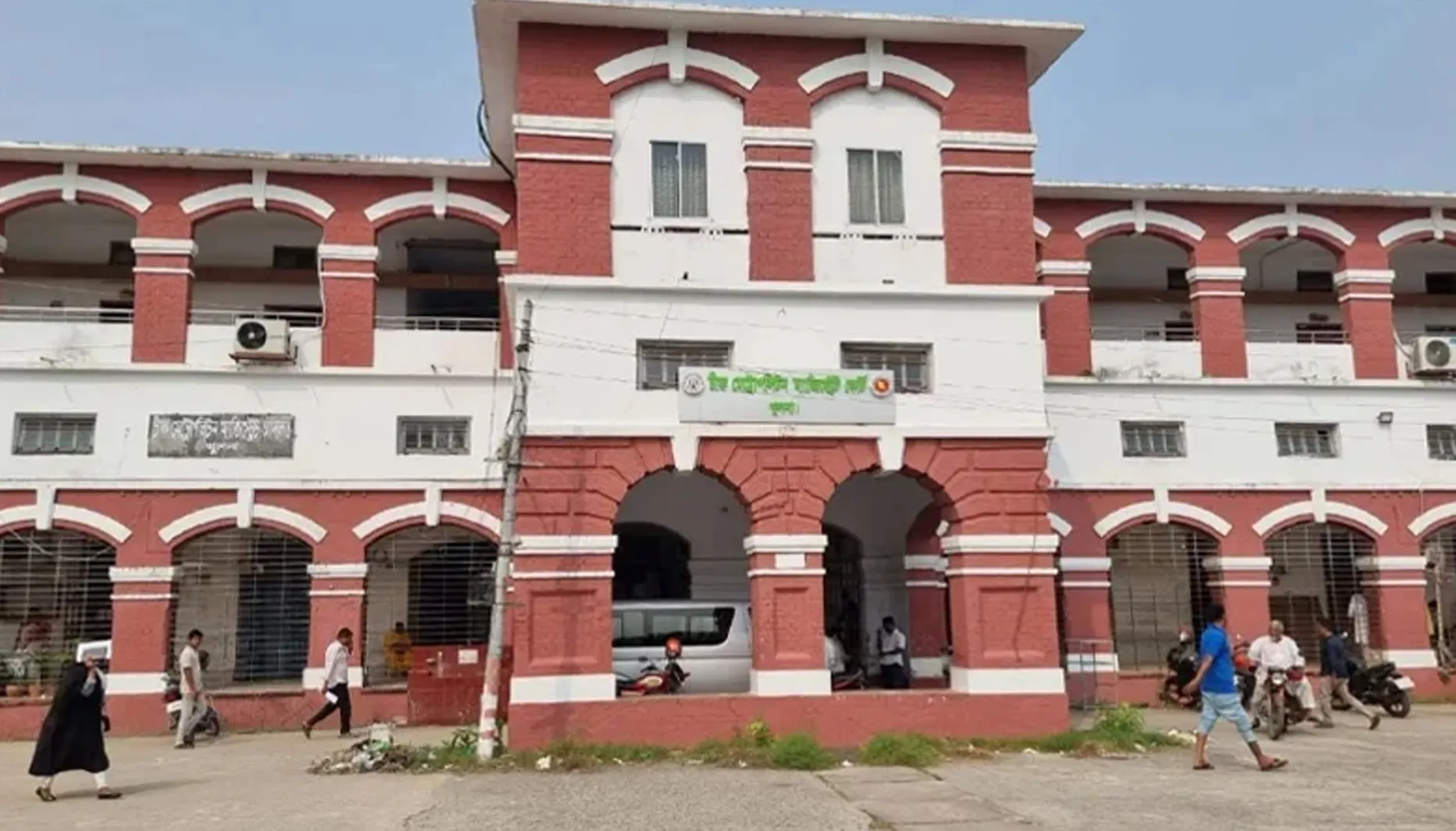 আদালতের সম্মুখে ২ জনকে গুলি করে হত্যা