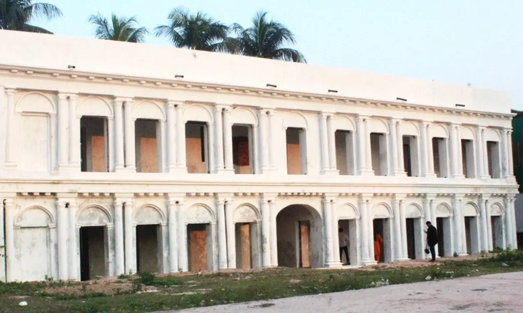 পুরনো রূপে ফিরছে লাকুটিয়ার জমিদার বাড়ি