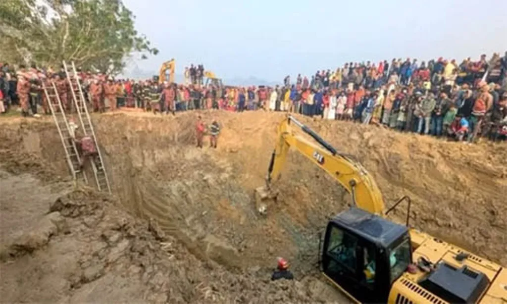 গর্তের ভেতর থেকে মা বলে ডাকা শিশু সাজিদ ২৪ ঘণ্টায়ও উদ্ধার করা সম্ভব হয়নি