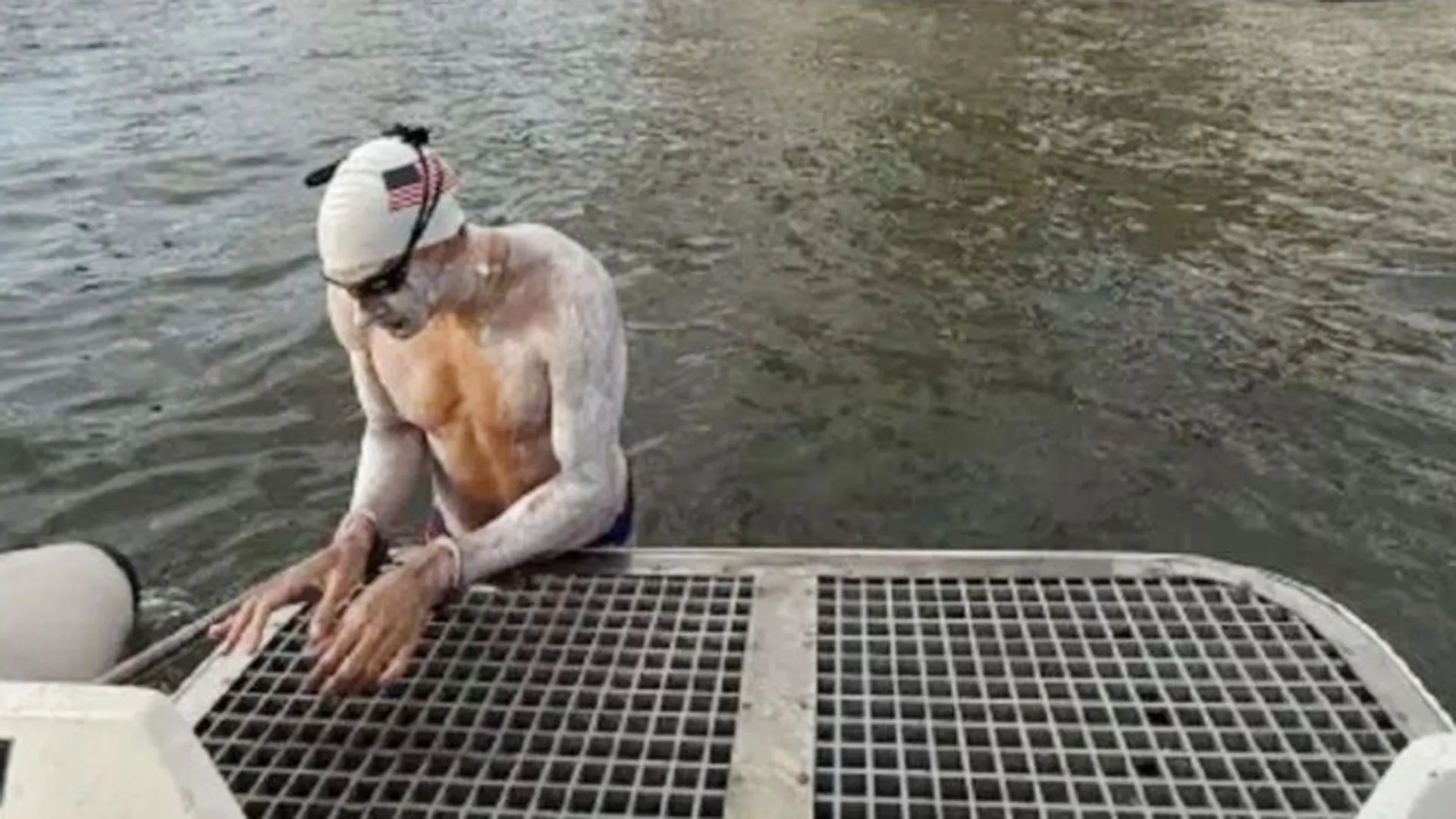 হাতকড়া পরে ২৯ মাইল সাঁতার!