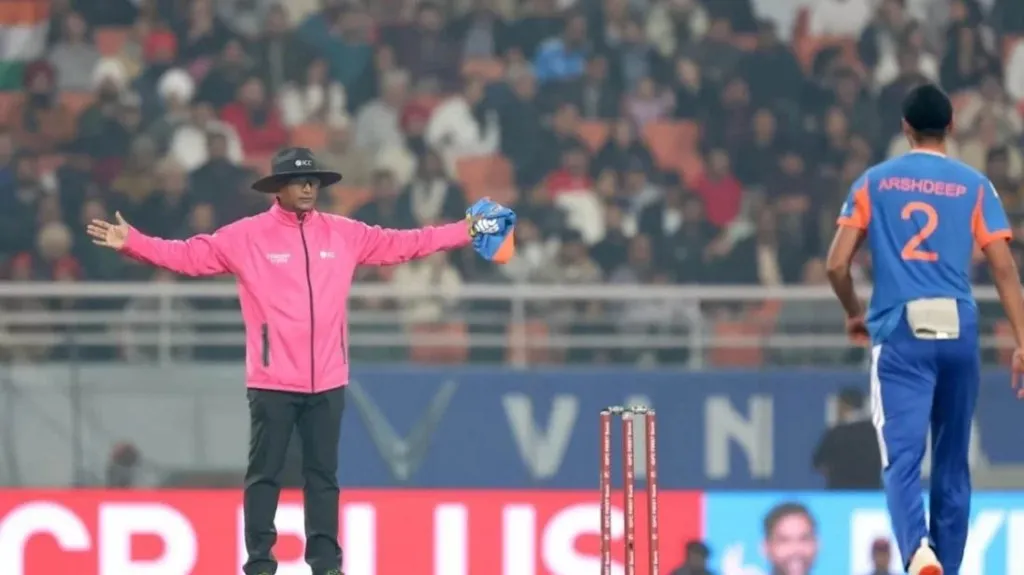 এক ওভারে ১৩ বল, ৭টিই ওয়াইড দিয়ে আর্শদিপের লজ্জার রেকর্ড