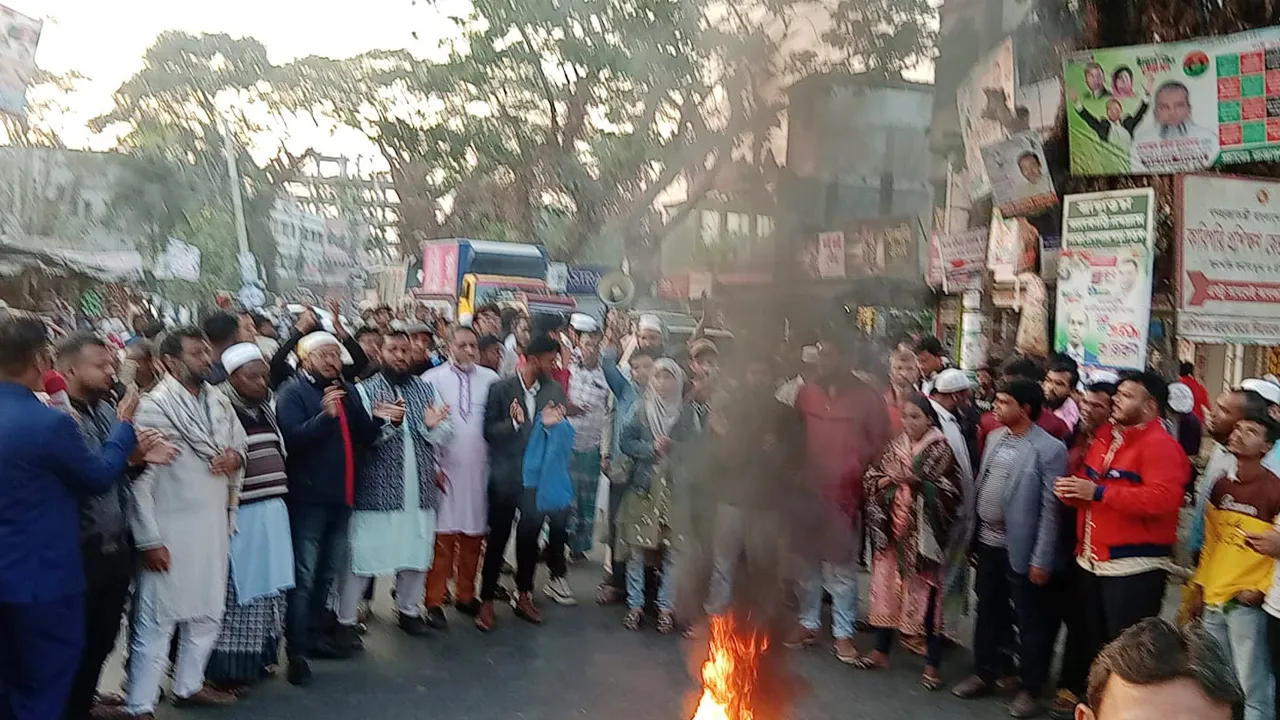 গুলিবিদ্ধের ঘটনায় হাদির জেলা ঝালকাঠিতে সড়ক অবরোধ