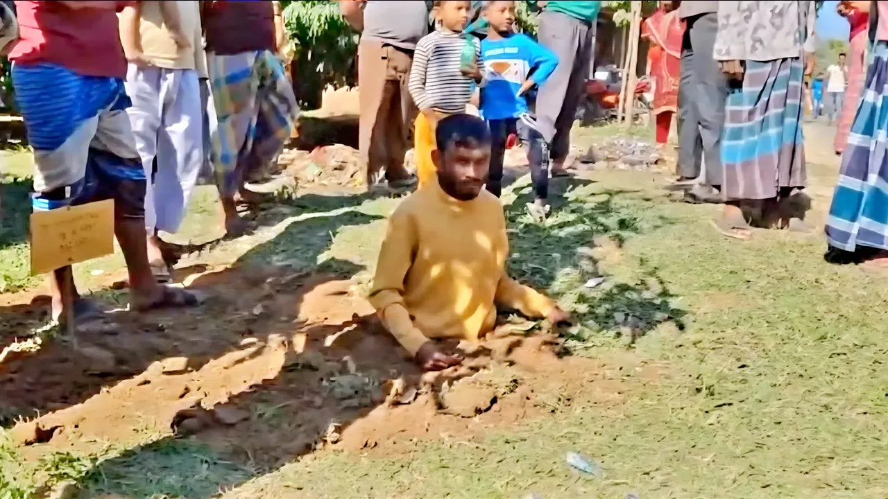 মাকে মারধর/ ছেলেকে কোমর পর্যন্ত পুঁতে রাখলেন এলাকাবাসী