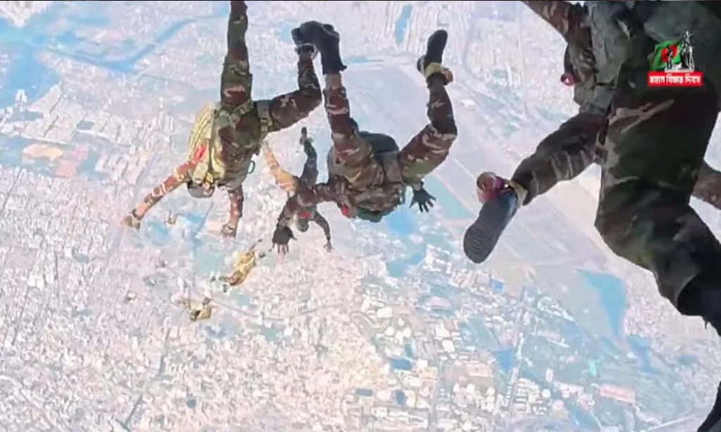 সর্বাধিক পতাকা হাতে স্কাই ডাইভিং করে বাংলাদেশের বিশ্ব রেকর্ড