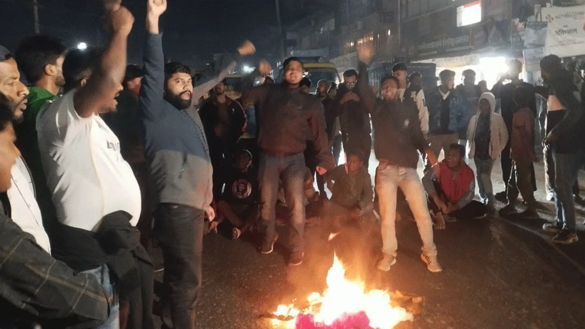 ওসমান হাদির মৃত‍্যু: বরিশাল-ঢাকা মহাসড়ক অবরোধ