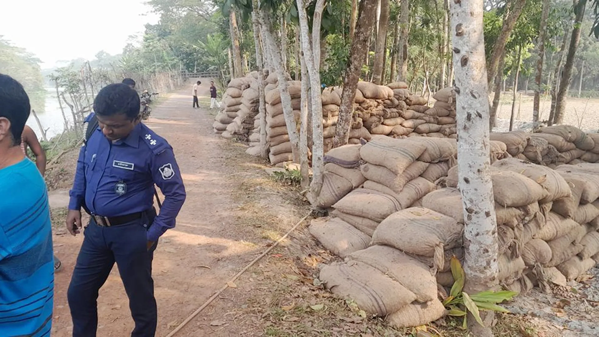 খোলা আকাশের নিচে ৪৫০ বস্তা আলু, মালিকের খোঁজ মেলেনি