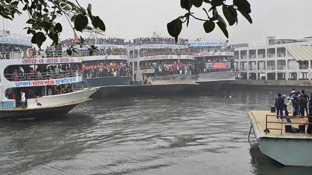 কুয়াশায় ধলেশ্বরীতে ৫ লঞ্চে আটকা বরিশালের কয়েক হাজার বিএনপির নেতাকর্মী