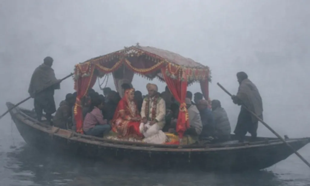 যমুনা নদীতে ঘন কুয়াশায় সারারাত আটকে বরযাত্রীসহ নবদম্পতি