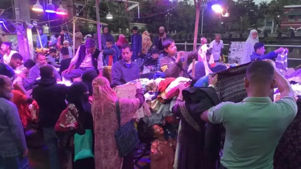 তীব্র শীতে বরিশালে শীতের পোশাকের দোকানে উপচেপড়া ভিড়