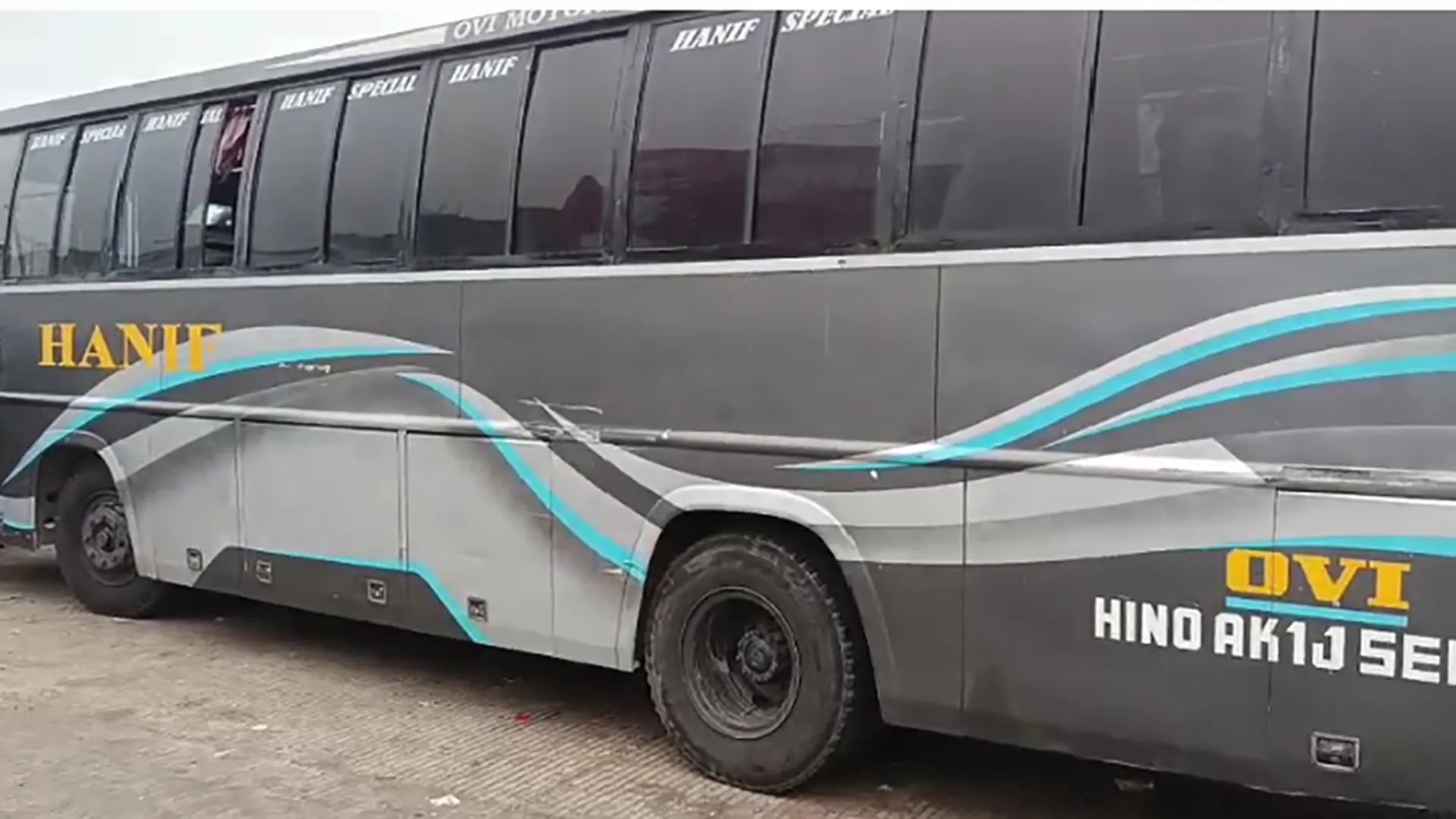 বাস থেকে যাত্রীর লাগেজ উধাও, আটক ৩