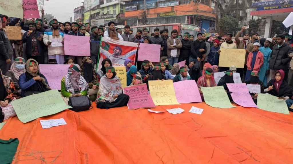 ওসমান হাদি হত্যার বিচারের দাবিতে ঢাকা-বরিশাল মহাসড়ক অবরোধ ছাত্রজনতার