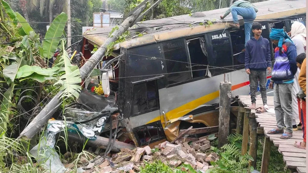 গৌরনদীতে বৈদ্যুতিক খুঁটিতে ধাক্কা খেয়ে বাস পড়ল খাদে, আহত ৪