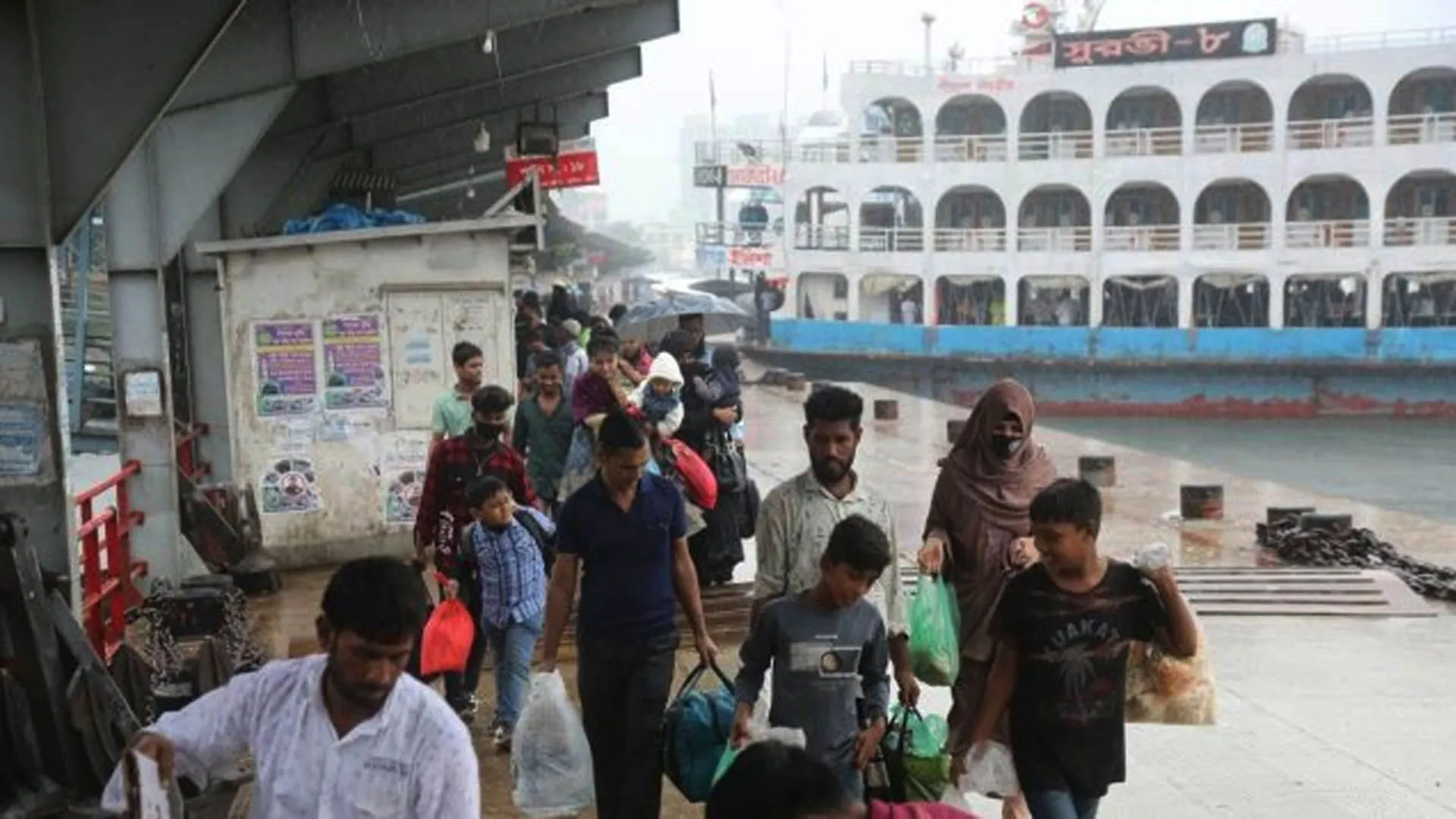 ঘাটত্যাগের ঘণ্টাখানেক পূর্বে ৪ লঞ্চের যাত্রা বাতিল, দুর্ভোগে যাত্রী