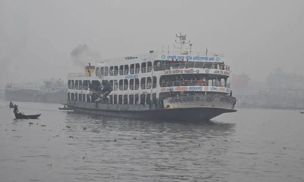 কুয়াশার চাদরে নৌপথ, বরিশালে লঞ্চ চলাচল বন্ধ রাখায় দুর্ভোগে যাত্রীরা