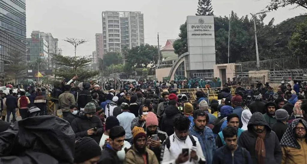 বেগম খালেদা জিয়ার মৃত্যুর খবরে এভারকেয়ারের সামনে নেতাকর্মীদের ভিড়