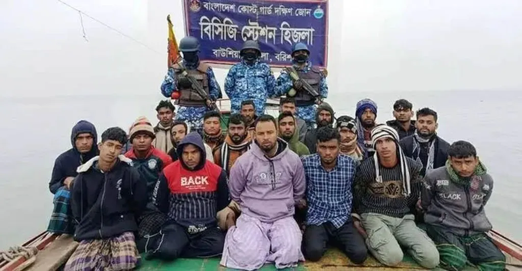 বরিশালে বালু উত্তোলনকালে ৫৭ ড্রেজারসহ আটক ২০ 