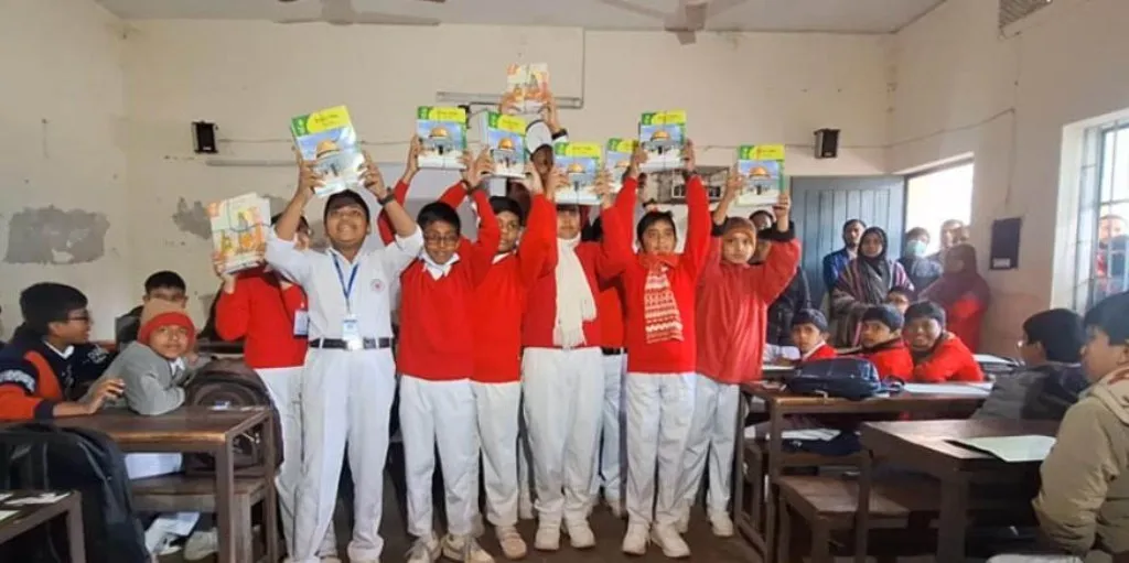 বরিশালে বছরের প্রথম দিনে নতুন বই হাতে পেয়ে উচ্ছ্বসিত শিক্ষার্থীরা