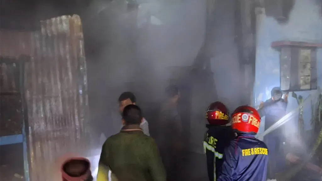 বরিশালে নামাজে গিয়ে প্রাণে বাঁচলেন ৩৫ মাদরাসার শিক্ষার্থীর