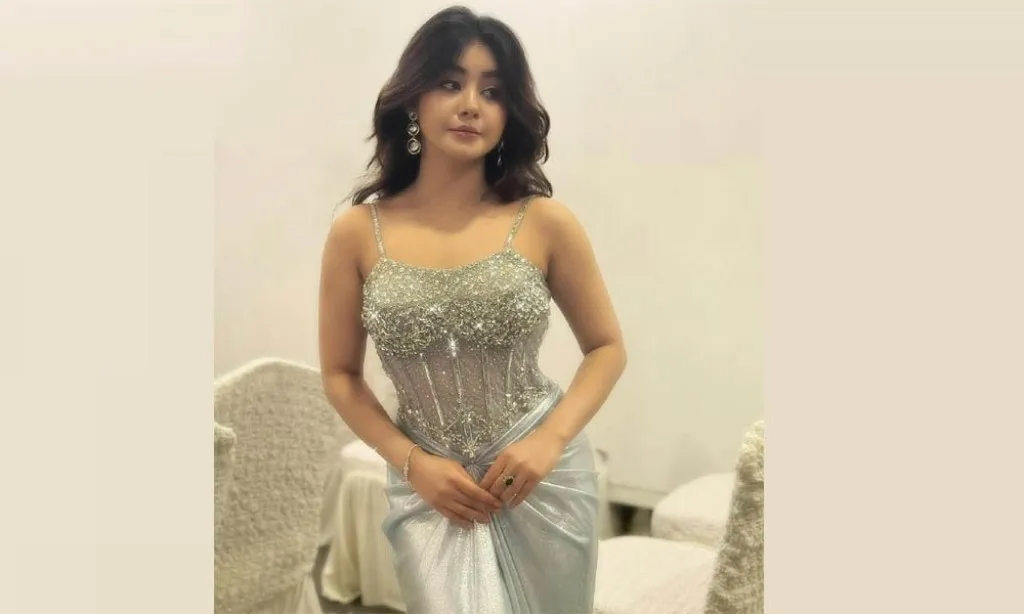 বিবাহবার্ষিকীতে নতুন লুকে চমকে দিলেন রোজা