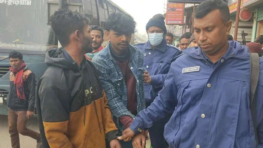 যাত্রীবাহী বাসে ছিনতাইয়ের সময় ছুরিসহ দুই ছিনতাইকারী আটক