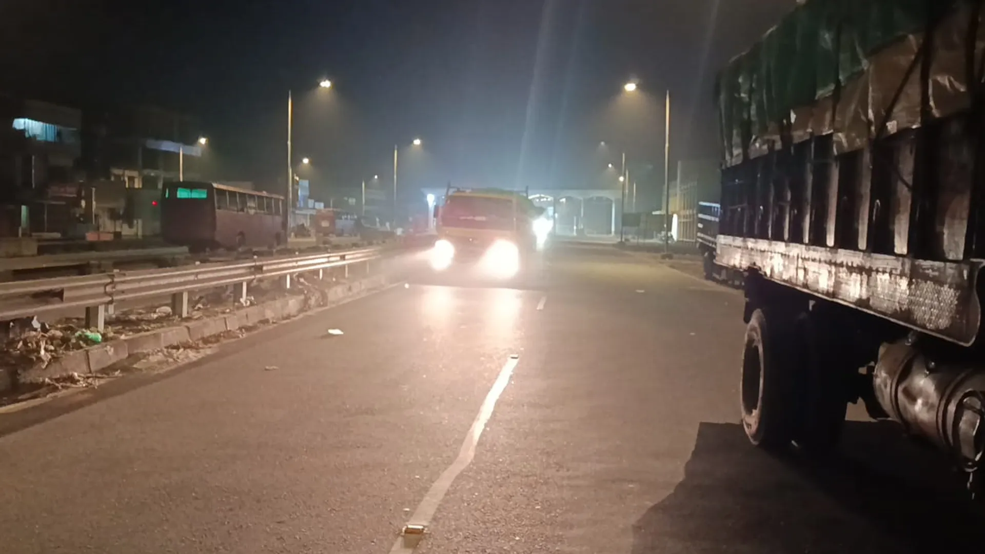 পায়রা সেতুতে ওভারলোড ট্রাক ছাড়ার অভিযোগ