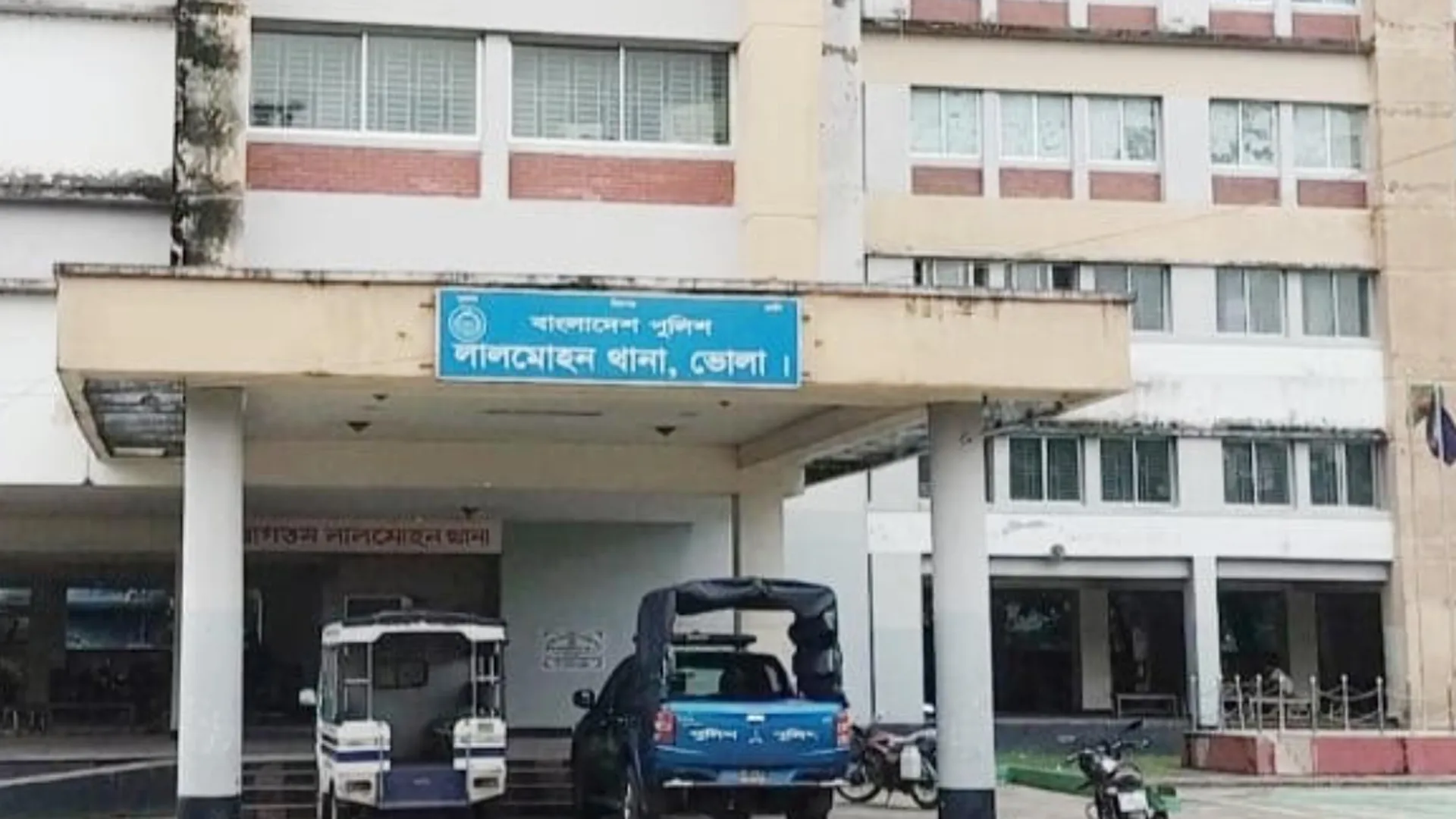 লালমোহনে আইনশৃঙ্খলার চরম অবনতি, জনমনে আতঙ্ক