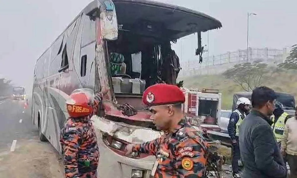 ঢাকা-মাওয়া এক্সপ্রেসওয়েতে ট্রাকের পেছনে যাত্রীবাহী বাসের ধাক্কা, নিহত ১