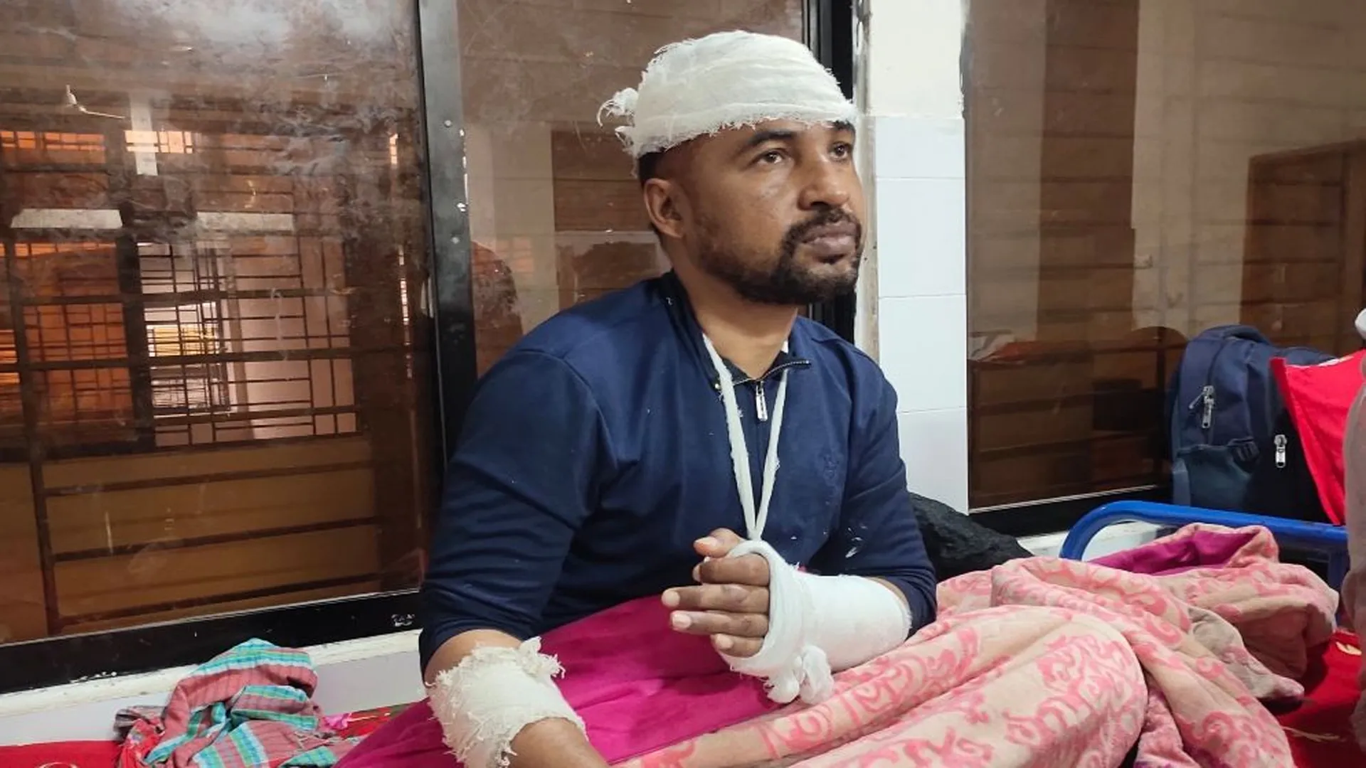 পটুয়াখালীতে ২ পুলিশ সদস্যকে কুপিয়ে জখম