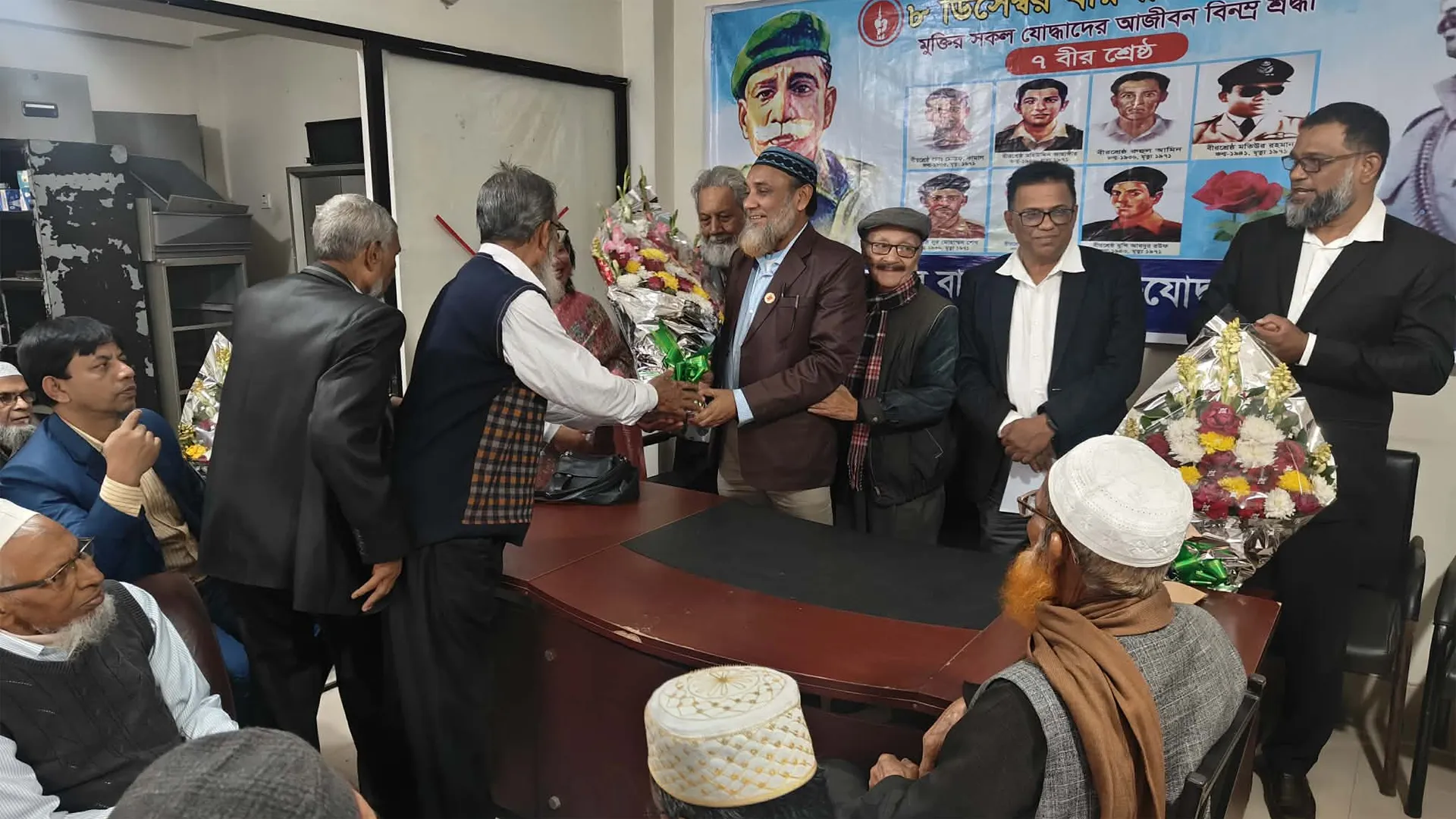 কর্মক্ষেত্রে প্রশংসিত বরিশাল সমাজসেবার দুই কর্মকর্তাকে মুক্তিযোদ্ধাদের সংবর্ধনা