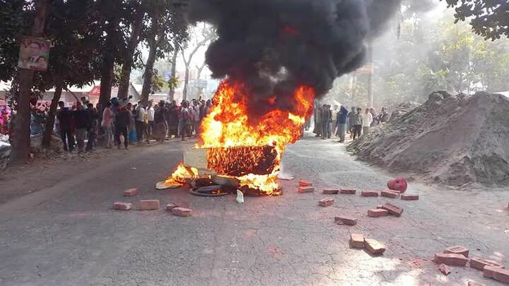 কাভার্ডভ্যানের ধাক্কায় ৩ ভ্যানযাত্রী নিহত, ঢাকা-বরিশাল মহাসড়কে বিক্ষোভ