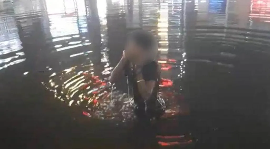 চুরির শাস্তি পুকুরে ২০ ডুব, মানবতায় নতুন পোশাক পেল চোর