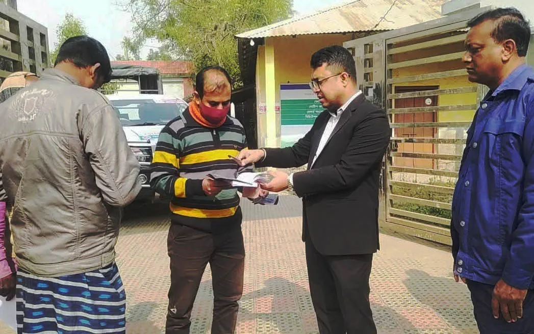 প্রকাশ্যে ধূমপান করায় জরিমানা