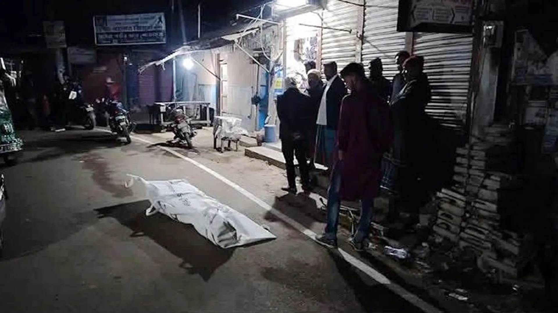 ভরা বাজারে যুবককে পিটিয়ে হত্যা, ‘উল্লাসে মিষ্টি বিতরণ’