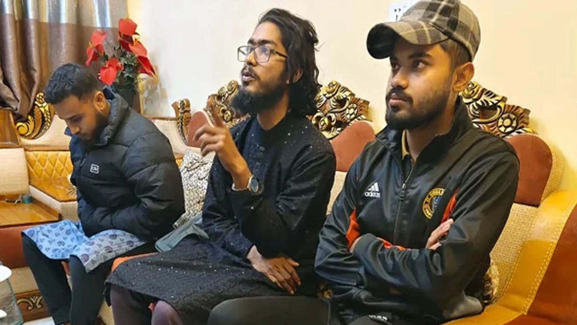 এনসিপি নেতার নাম ভাঙিয়ে ২০ লাখ টাকা চাঁদা দাবি, তিন যুবক আটক