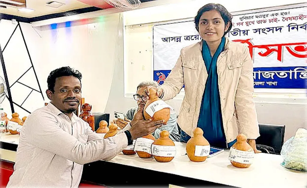 বরিশাল-৫ আসনে প্রথম নারী প্রার্থী মনীষার মাটির ব্যাংকে নির্বাচনী তহবিল সংগ্রহ