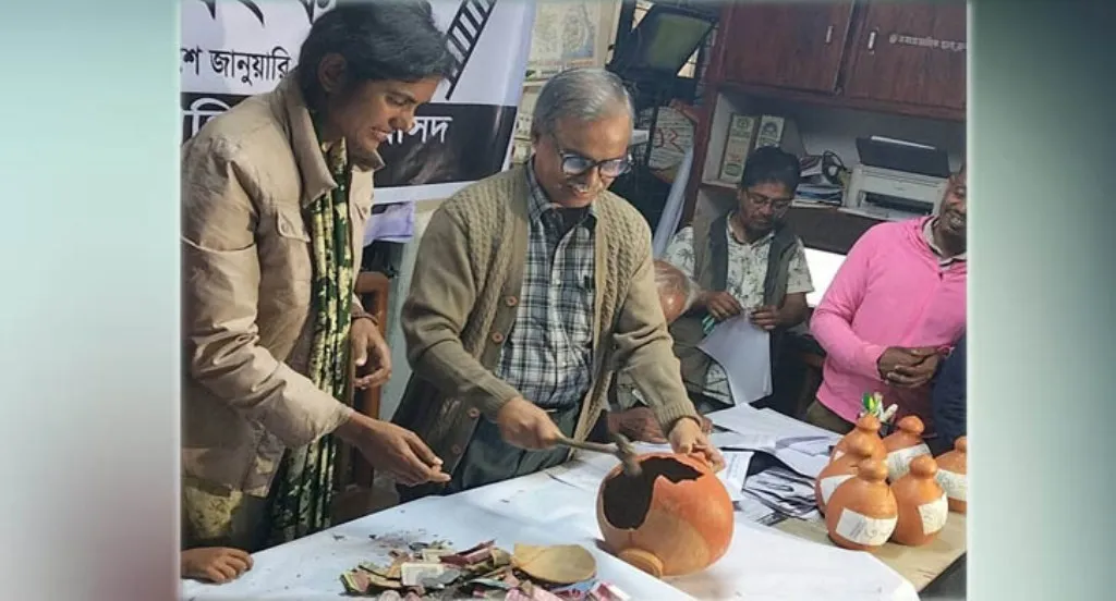কালো টাকার বিরুদ্ধে মাটির ব্যাংকের নীরব প্রতিবাদ মনীষার