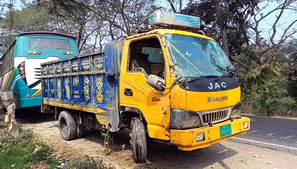 ঢাকা-বরিশাল মহাসড়কে ট্রাক উল্টে প্রাণ গেল দুই মৌচাষীর