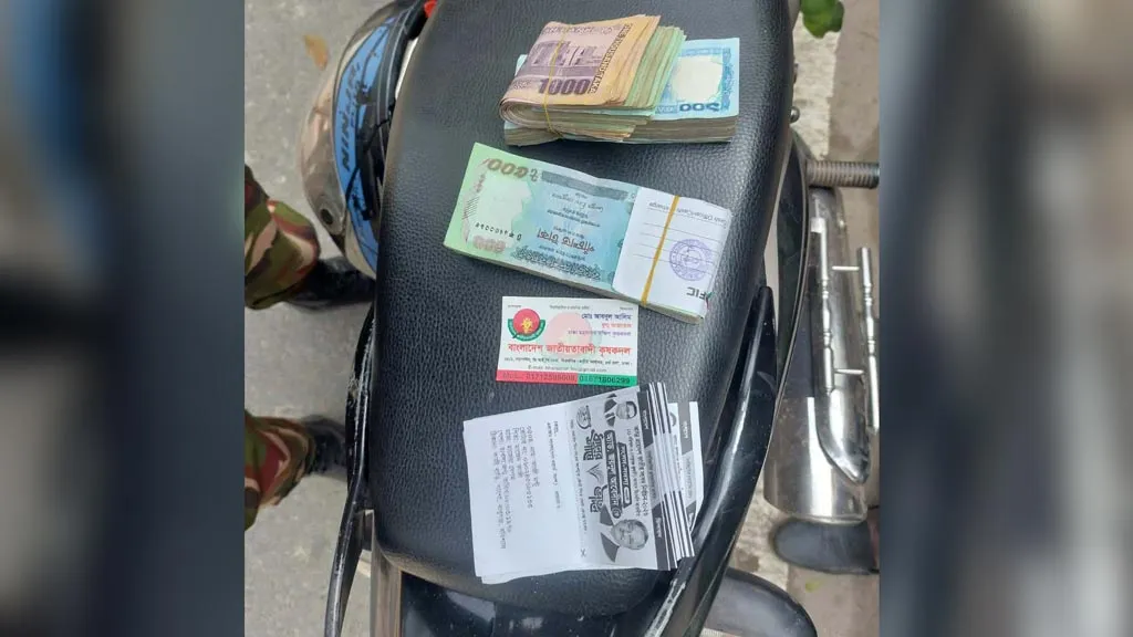 বরিশালের বাবুগঞ্জে লাখ টাকা, ধানের শীষের স্লিপসহ ২ বিএনপি কর্মী আটক