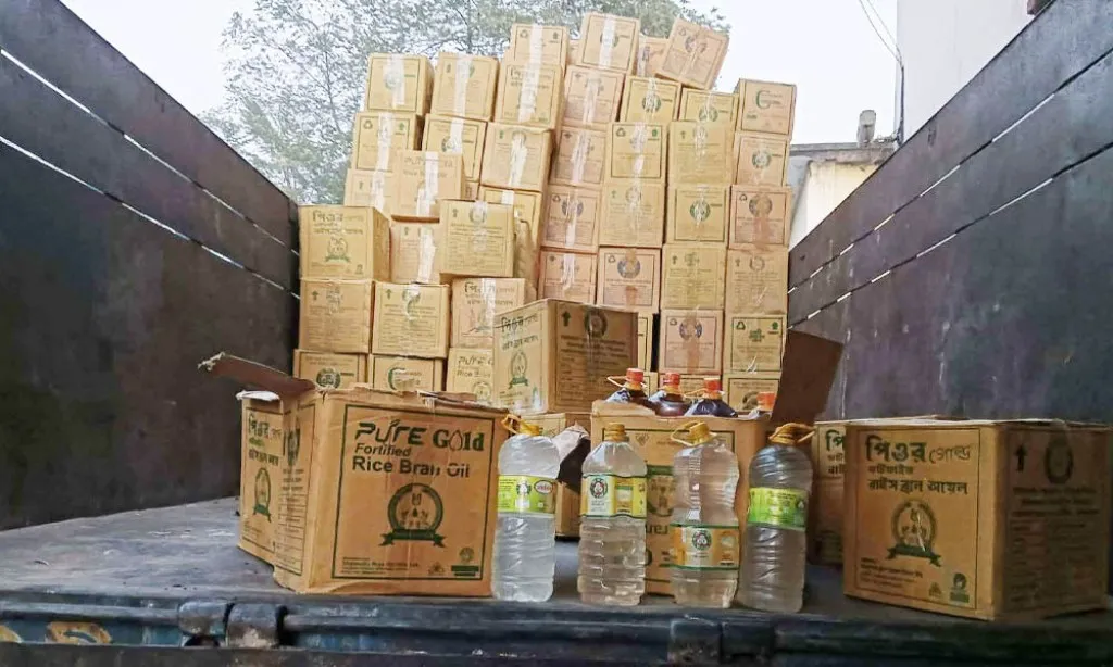 টিসিবির তেলের কার্টনে পাওয়া গেল পানির বোতল!